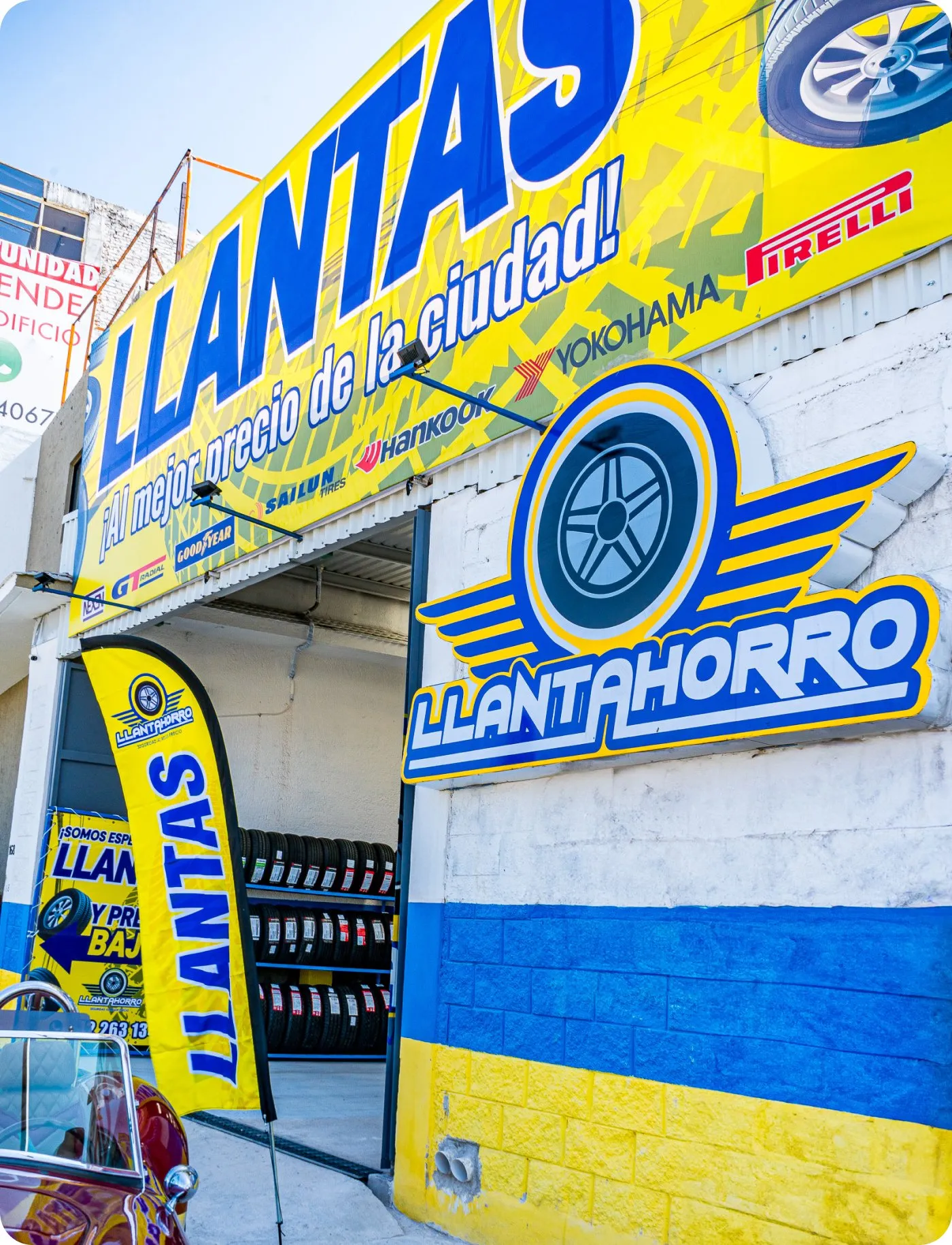 Fachada de una sucursal Llantahorro con el logo y las marcas de llantas